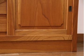 和製ヴィンテージ　民芸家具　総ケヤキ材　風情漂う空間作りに!厚みのある材でつくられた重厚な佇まいの戸棚(定価約120万円)(サイドボード、収納棚、キャビネット、ビンテージ)(R-049307)