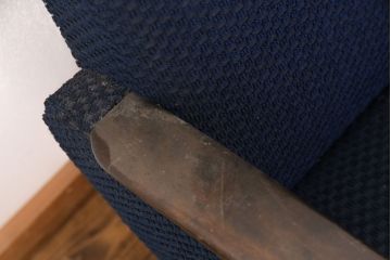 和製ヴィンテージ　ひじ掛けのデザインがおしゃれな2人掛けソファ(ラブソファ、2P、二人掛け、アームソファ、ビンテージ)(R-049312)