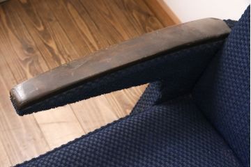 和製ヴィンテージ　ひじ掛けのデザインがおしゃれな2人掛けソファ(ラブソファ、2P、二人掛け、アームソファ、ビンテージ)(R-049312)