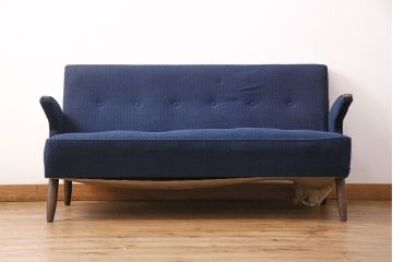 和製ヴィンテージ　ひじ掛けのデザインがおしゃれな2人掛けソファ(ラブソファ、2P、二人掛け、アームソファ、ビンテージ)(R-049312)