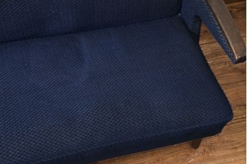 和製ヴィンテージ　ひじ掛けのデザインがおしゃれな2人掛けソファ(ラブソファ、2P、二人掛け、アームソファ、ビンテージ)(R-049312)
