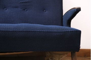 和製ヴィンテージ　ひじ掛けのデザインがおしゃれな2人掛けソファ(ラブソファ、2P、二人掛け、アームソファ、ビンテージ)(R-049312)