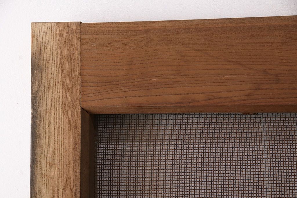 アンティーク建具　総ケヤキ材　金網付き　銅製の巾着金具と波をうつ杢目が魅力の格子蔵戸(きつね格子、狐格子、引き戸、玄関戸、建具、格子戸、マス目、升目)(R-049320)