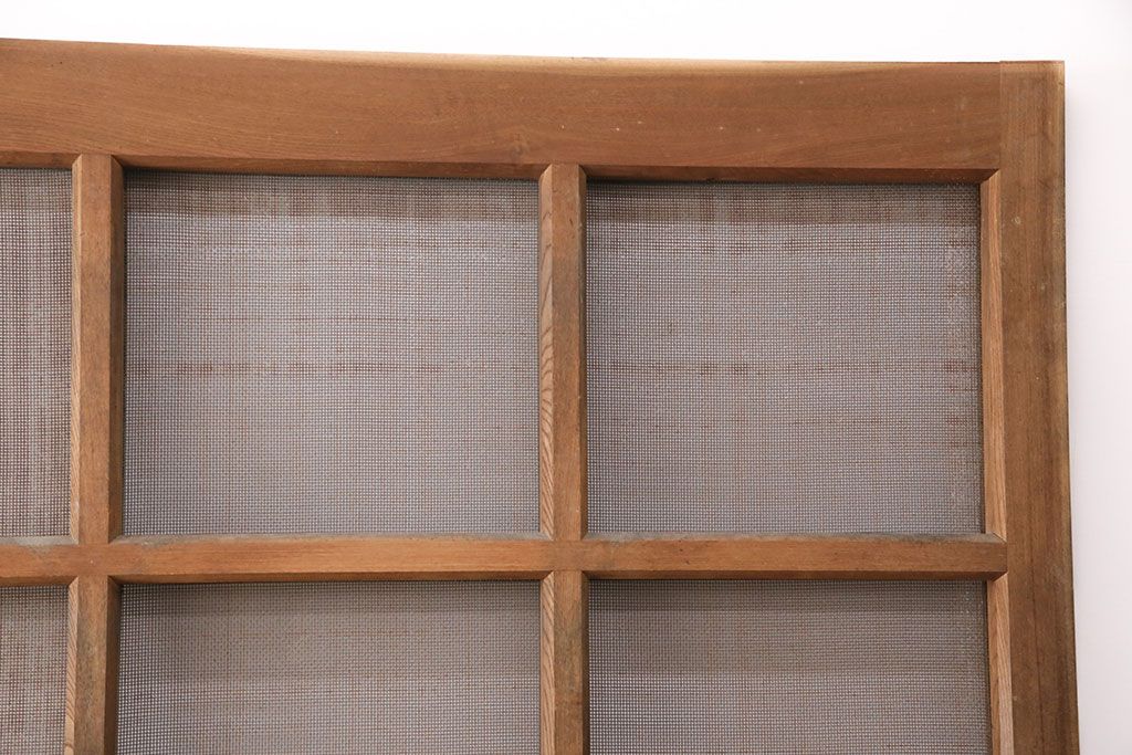 アンティーク建具　総ケヤキ材　金網付き　銅製の巾着金具と波をうつ杢目が魅力の格子蔵戸(きつね格子、狐格子、引き戸、玄関戸、建具、格子戸、マス目、升目)(R-049320)