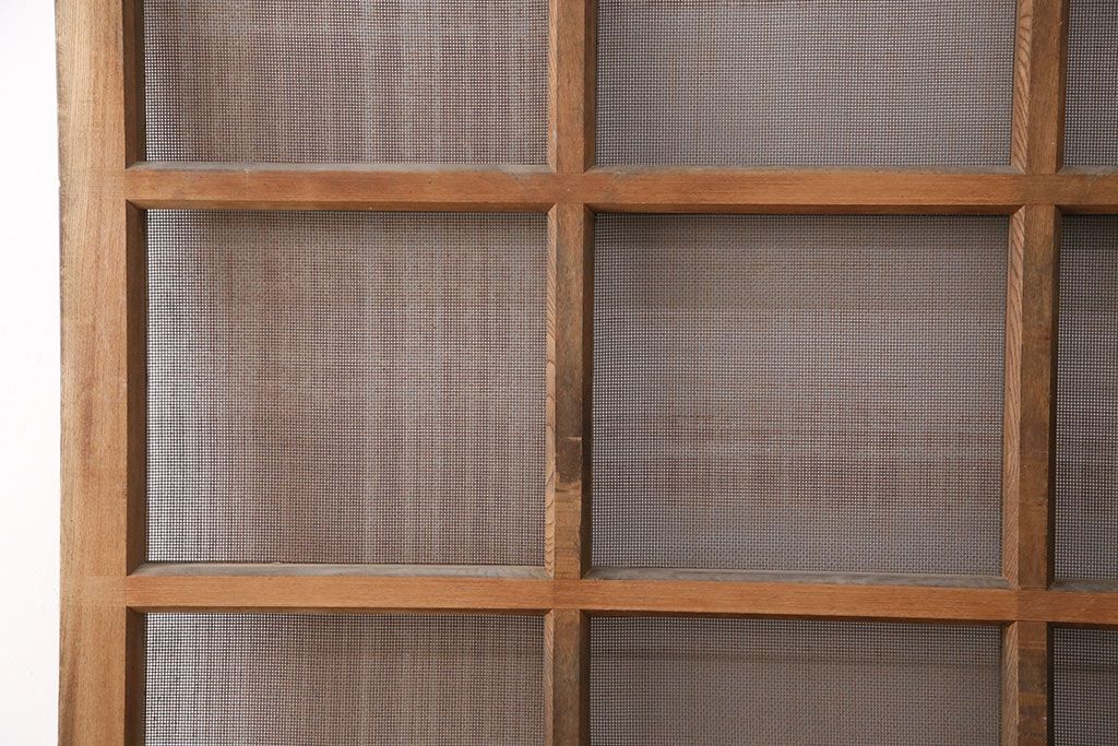 アンティーク建具　総ケヤキ材　金網付き　銅製の巾着金具と波をうつ杢目が魅力の格子蔵戸(きつね格子、狐格子、引き戸、玄関戸、建具、格子戸、マス目、升目)(R-049320)