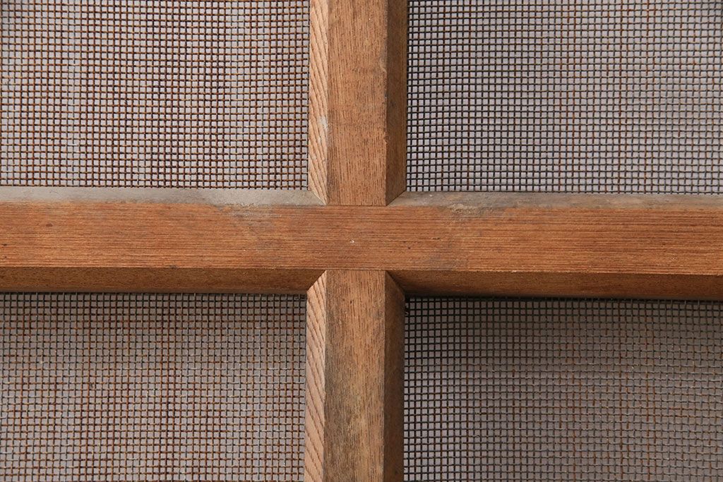 アンティーク建具　総ケヤキ材　金網付き　銅製の巾着金具と波をうつ杢目が魅力の格子蔵戸(きつね格子、狐格子、引き戸、玄関戸、建具、格子戸、マス目、升目)(R-049320)