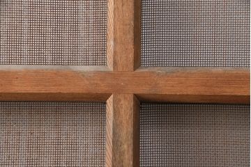 アンティーク建具　総ケヤキ材　金網付き　銅製の巾着金具と波をうつ杢目が魅力の格子蔵戸(きつね格子、狐格子、引き戸、玄関戸、建具、格子戸、マス目、升目)(R-049320)