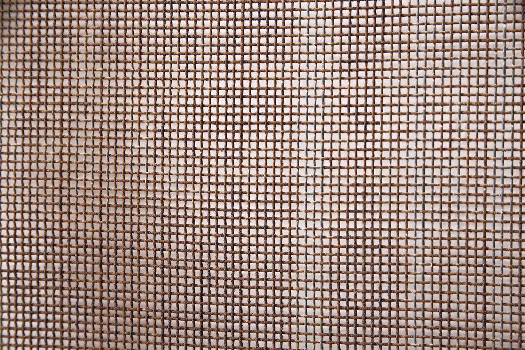 アンティーク建具　総ケヤキ材　金網付き　銅製の巾着金具と波をうつ杢目が魅力の格子蔵戸(きつね格子、狐格子、引き戸、玄関戸、建具、格子戸、マス目、升目)(R-049320)