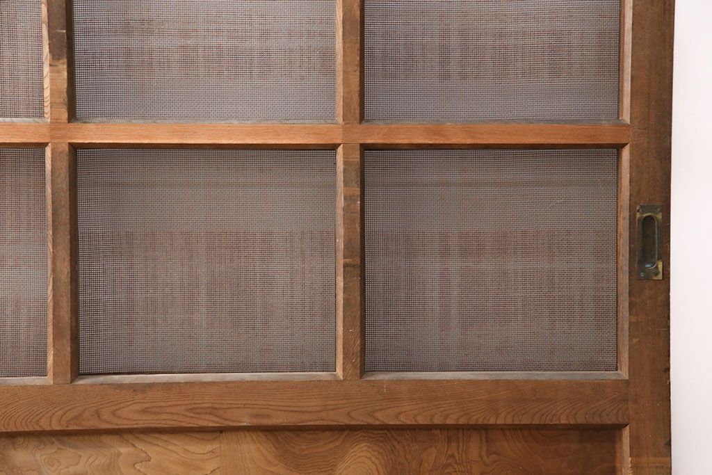 アンティーク建具　総ケヤキ材　金網付き　銅製の巾着金具と波をうつ杢目が魅力の格子蔵戸(きつね格子、狐格子、引き戸、玄関戸、建具、格子戸、マス目、升目)(R-049320)
