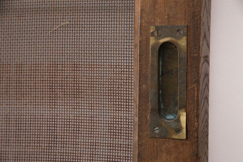 アンティーク建具　総ケヤキ材　金網付き　銅製の巾着金具と波をうつ杢目が魅力の格子蔵戸(きつね格子、狐格子、引き戸、玄関戸、建具、格子戸、マス目、升目)(R-049320)