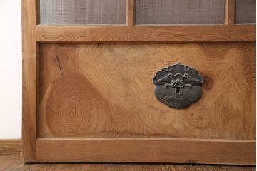 アンティーク建具　総ケヤキ材　金網付き　銅製の巾着金具と波をうつ杢目が魅力の格子蔵戸(きつね格子、狐格子、引き戸、玄関戸、建具、格子戸、マス目、升目)(R-049320)