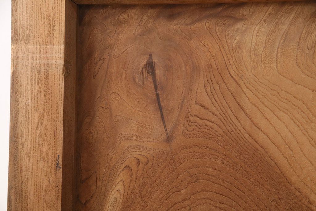 アンティーク建具　総ケヤキ材　金網付き　銅製の巾着金具と波をうつ杢目が魅力の格子蔵戸(きつね格子、狐格子、引き戸、玄関戸、建具、格子戸、マス目、升目)(R-049320)