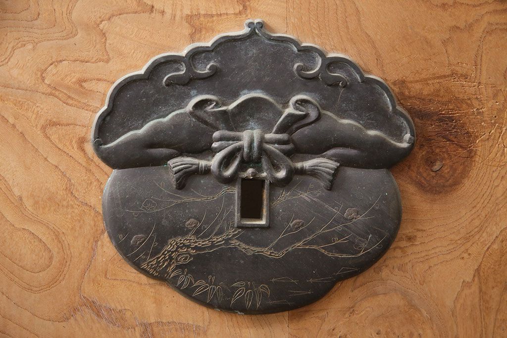 アンティーク建具　総ケヤキ材　金網付き　銅製の巾着金具と波をうつ杢目が魅力の格子蔵戸(きつね格子、狐格子、引き戸、玄関戸、建具、格子戸、マス目、升目)(R-049320)