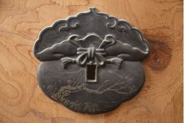 アンティーク建具　総ケヤキ材　金網付き　銅製の巾着金具と波をうつ杢目が魅力の格子蔵戸(きつね格子、狐格子、引き戸、玄関戸、建具、格子戸、マス目、升目)(R-049320)