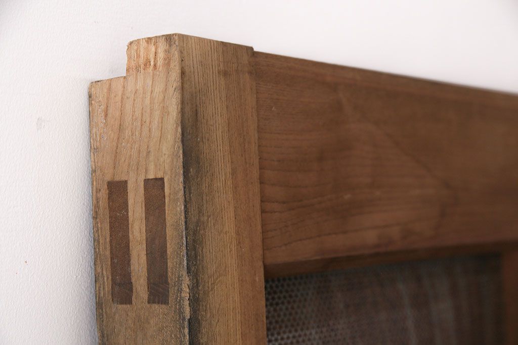 アンティーク建具　総ケヤキ材　金網付き　銅製の巾着金具と波をうつ杢目が魅力の格子蔵戸(きつね格子、狐格子、引き戸、玄関戸、建具、格子戸、マス目、升目)(R-049320)