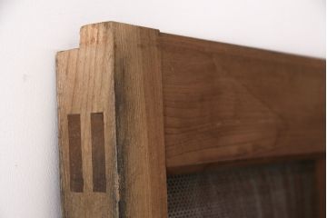 アンティーク建具　総ケヤキ材　金網付き　銅製の巾着金具と波をうつ杢目が魅力の格子蔵戸(きつね格子、狐格子、引き戸、玄関戸、建具、格子戸、マス目、升目)(R-049320)