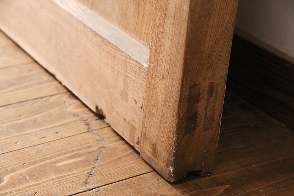 アンティーク建具　総ケヤキ材　金網付き　銅製の巾着金具と波をうつ杢目が魅力の格子蔵戸(きつね格子、狐格子、引き戸、玄関戸、建具、格子戸、マス目、升目)(R-049320)