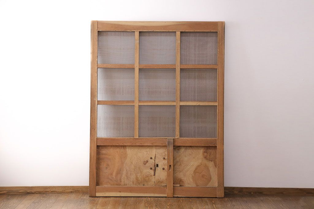 アンティーク建具　総ケヤキ材　金網付き　銅製の巾着金具と波をうつ杢目が魅力の格子蔵戸(きつね格子、狐格子、引き戸、玄関戸、建具、格子戸、マス目、升目)(R-049320)