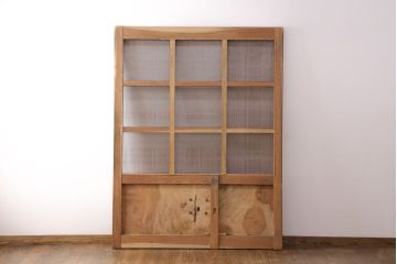 アンティーク建具　総ケヤキ材　金網付き　銅製の巾着金具と波をうつ杢目が魅力の格子蔵戸(きつね格子、狐格子、引き戸、玄関戸、建具、格子戸、マス目、升目)(R-049320)