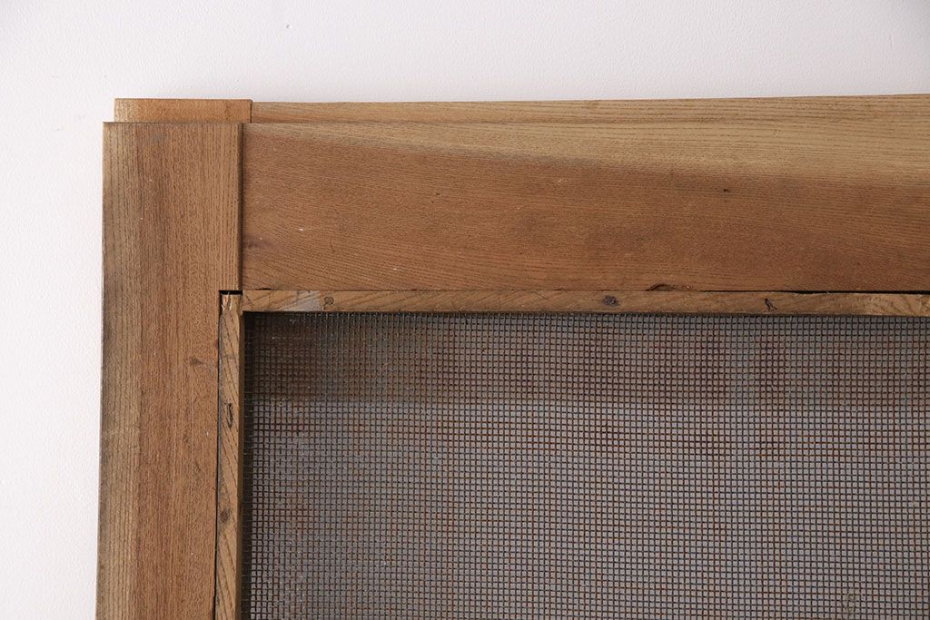 アンティーク建具　総ケヤキ材　金網付き　銅製の巾着金具と波をうつ杢目が魅力の格子蔵戸(きつね格子、狐格子、引き戸、玄関戸、建具、格子戸、マス目、升目)(R-049320)