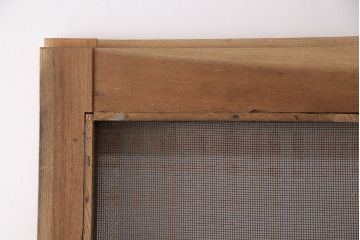 アンティーク建具　総ケヤキ材　金網付き　銅製の巾着金具と波をうつ杢目が魅力の格子蔵戸(きつね格子、狐格子、引き戸、玄関戸、建具、格子戸、マス目、升目)(R-049320)