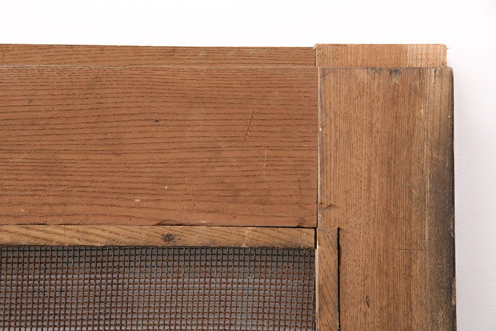アンティーク建具　総ケヤキ材　金網付き　銅製の巾着金具と波をうつ杢目が魅力の格子蔵戸(きつね格子、狐格子、引き戸、玄関戸、建具、格子戸、マス目、升目)(R-049320)