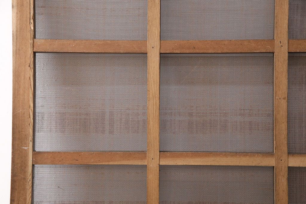 アンティーク建具　総ケヤキ材　金網付き　銅製の巾着金具と波をうつ杢目が魅力の格子蔵戸(きつね格子、狐格子、引き戸、玄関戸、建具、格子戸、マス目、升目)(R-049320)