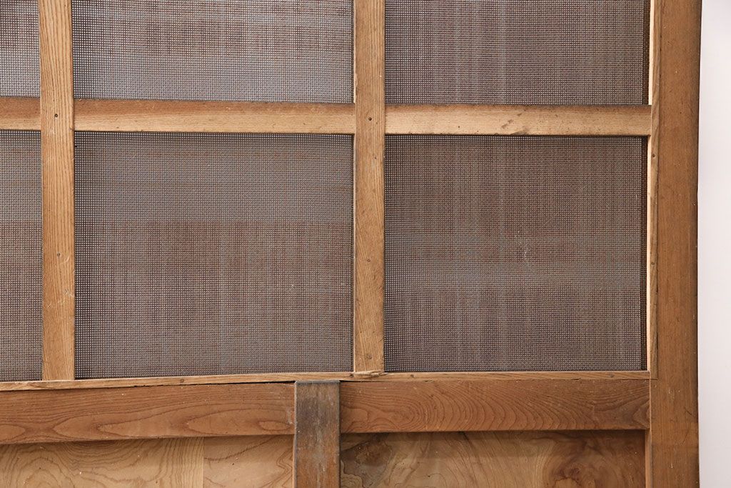 アンティーク建具　総ケヤキ材　金網付き　銅製の巾着金具と波をうつ杢目が魅力の格子蔵戸(きつね格子、狐格子、引き戸、玄関戸、建具、格子戸、マス目、升目)(R-049320)