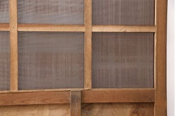 アンティーク建具　総ケヤキ材　金網付き　銅製の巾着金具と波をうつ杢目が魅力の格子蔵戸(きつね格子、狐格子、引き戸、玄関戸、建具、格子戸、マス目、升目)(R-049320)