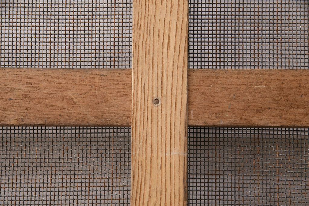 アンティーク建具　総ケヤキ材　金網付き　銅製の巾着金具と波をうつ杢目が魅力の格子蔵戸(きつね格子、狐格子、引き戸、玄関戸、建具、格子戸、マス目、升目)(R-049320)