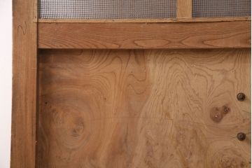アンティーク建具　総ケヤキ材　金網付き　銅製の巾着金具と波をうつ杢目が魅力の格子蔵戸(きつね格子、狐格子、引き戸、玄関戸、建具、格子戸、マス目、升目)(R-049320)