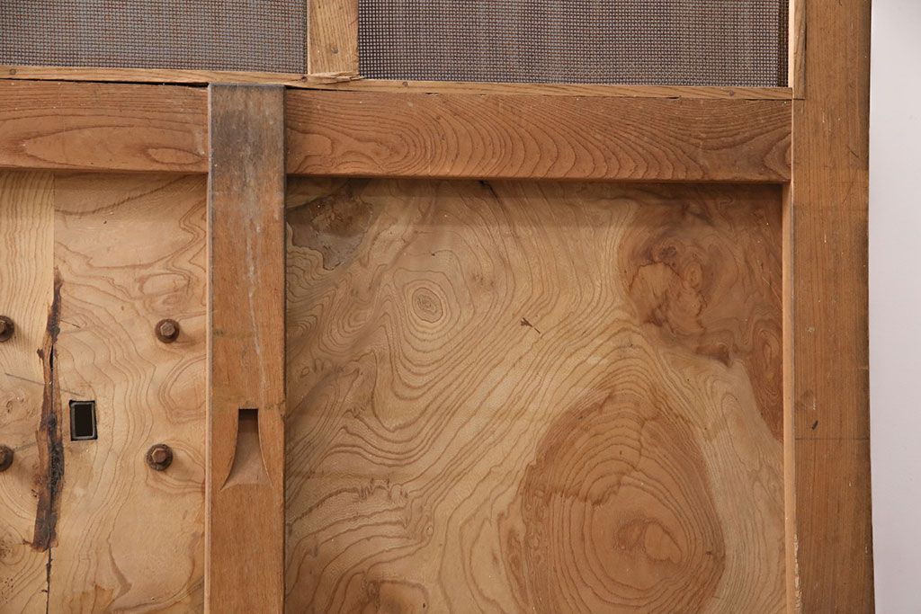 アンティーク建具　総ケヤキ材　金網付き　銅製の巾着金具と波をうつ杢目が魅力の格子蔵戸(きつね格子、狐格子、引き戸、玄関戸、建具、格子戸、マス目、升目)(R-049320)