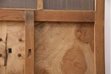 アンティーク建具　総ケヤキ材　金網付き　銅製の巾着金具と波をうつ杢目が魅力の格子蔵戸(きつね格子、狐格子、引き戸、玄関戸、建具、格子戸、マス目、升目)(R-049320)