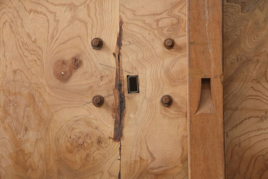 アンティーク建具　総ケヤキ材　金網付き　銅製の巾着金具と波をうつ杢目が魅力の格子蔵戸(きつね格子、狐格子、引き戸、玄関戸、建具、格子戸、マス目、升目)(R-049320)