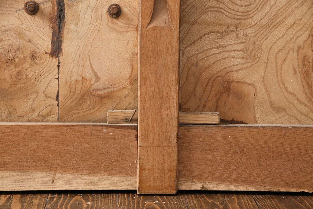 アンティーク建具　総ケヤキ材　金網付き　銅製の巾着金具と波をうつ杢目が魅力の格子蔵戸(きつね格子、狐格子、引き戸、玄関戸、建具、格子戸、マス目、升目)(R-049320)