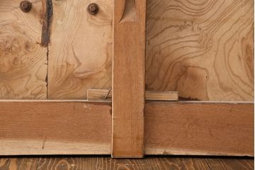 アンティーク建具　総ケヤキ材　金網付き　銅製の巾着金具と波をうつ杢目が魅力の格子蔵戸(きつね格子、狐格子、引き戸、玄関戸、建具、格子戸、マス目、升目)(R-049320)