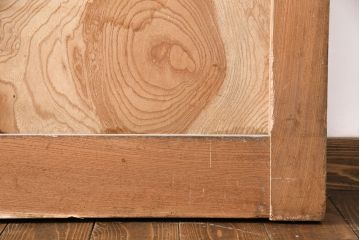 アンティーク建具　総ケヤキ材　金網付き　銅製の巾着金具と波をうつ杢目が魅力の格子蔵戸(きつね格子、狐格子、引き戸、玄関戸、建具、格子戸、マス目、升目)(R-049320)