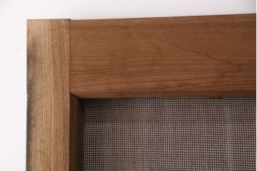 アンティーク建具　総ケヤキ材　金網付き　銅製の巾着金具と波をうつ杢目が魅力の格子蔵戸(きつね格子、狐格子、引き戸、玄関戸、建具、格子戸、マス目、升目)(R-049320)