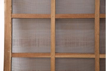 アンティーク建具　総ケヤキ材　金網付き　銅製の巾着金具と波をうつ杢目が魅力の格子蔵戸(きつね格子、狐格子、引き戸、玄関戸、建具、格子戸、マス目、升目)(R-049320)