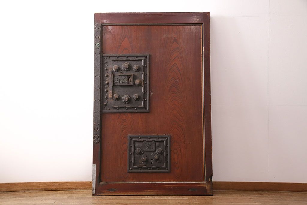 アンティーク建具　枠・ヒノキ材、板・ケヤキ材　庄内　最上級　立派な金具が存在感抜群の山形県酒田産の蔵戸(引き戸、玄関戸)(R-049321)