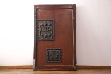 アンティーク建具　枠・ヒノキ材、板・ケヤキ材　庄内　最上級　立派な金具が存在感抜群の山形県酒田産の蔵戸(引き戸、玄関戸)(R-049321)