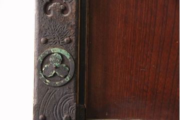 アンティーク建具　枠・ヒノキ材、板・ケヤキ材　庄内　最上級　立派な金具が存在感抜群の山形県酒田産の蔵戸(引き戸、玄関戸)(R-049321)