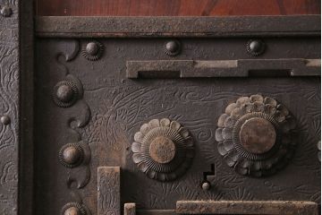 アンティーク建具　枠・ヒノキ材、板・ケヤキ材　庄内　最上級　立派な金具が存在感抜群の山形県酒田産の蔵戸(引き戸、玄関戸)(R-049321)