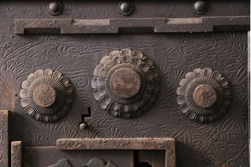 アンティーク建具　枠・ヒノキ材、板・ケヤキ材　庄内　最上級　立派な金具が存在感抜群の山形県酒田産の蔵戸(引き戸、玄関戸)(R-049321)