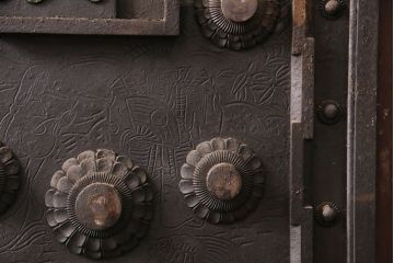 アンティーク建具　枠・ヒノキ材、板・ケヤキ材　庄内　最上級　立派な金具が存在感抜群の山形県酒田産の蔵戸(引き戸、玄関戸)(R-049321)