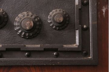 アンティーク建具　枠・ヒノキ材、板・ケヤキ材　庄内　最上級　立派な金具が存在感抜群の山形県酒田産の蔵戸(引き戸、玄関戸)(R-049321)