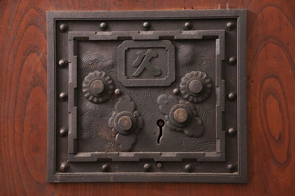 アンティーク建具　枠・ヒノキ材、板・ケヤキ材　庄内　最上級　立派な金具が存在感抜群の山形県酒田産の蔵戸(引き戸、玄関戸)(R-049321)