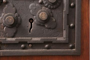 アンティーク建具　枠・ヒノキ材、板・ケヤキ材　庄内　最上級　立派な金具が存在感抜群の山形県酒田産の蔵戸(引き戸、玄関戸)(R-049321)