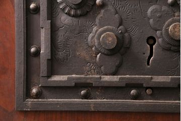 アンティーク建具　枠・ヒノキ材、板・ケヤキ材　庄内　最上級　立派な金具が存在感抜群の山形県酒田産の蔵戸(引き戸、玄関戸)(R-049321)