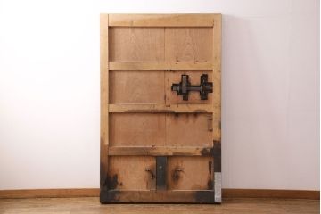 アンティーク建具　枠・ヒノキ材、板・ケヤキ材　庄内　最上級　立派な金具が存在感抜群の山形県酒田産の蔵戸(引き戸、玄関戸)(R-049321)